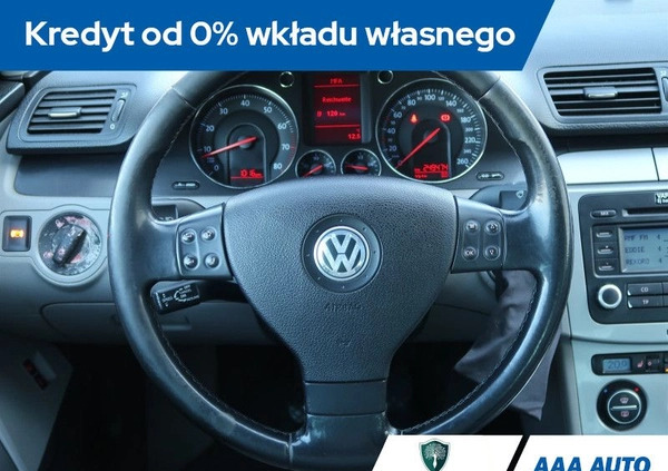 Volkswagen Passat cena 14000 przebieg: 249470, rok produkcji 2005 z Bielsko-Biała małe 254